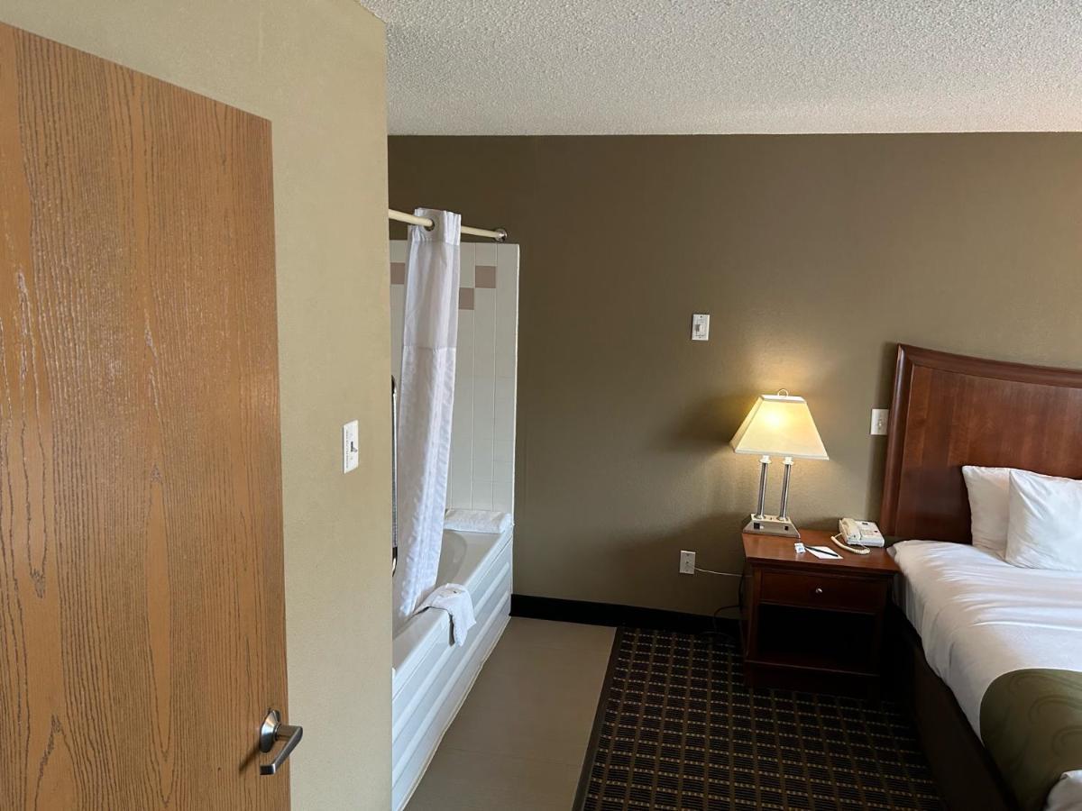 Quality Inn & Suites Bradford Exterior foto